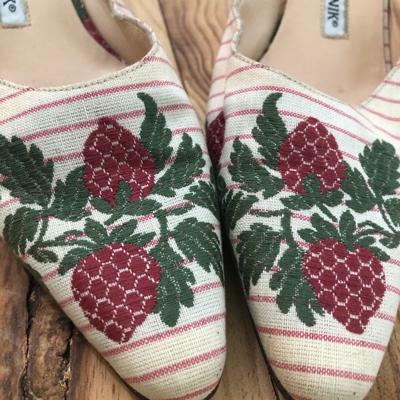 Manolo Blahnik strawberry mules - Picture 2 of 4